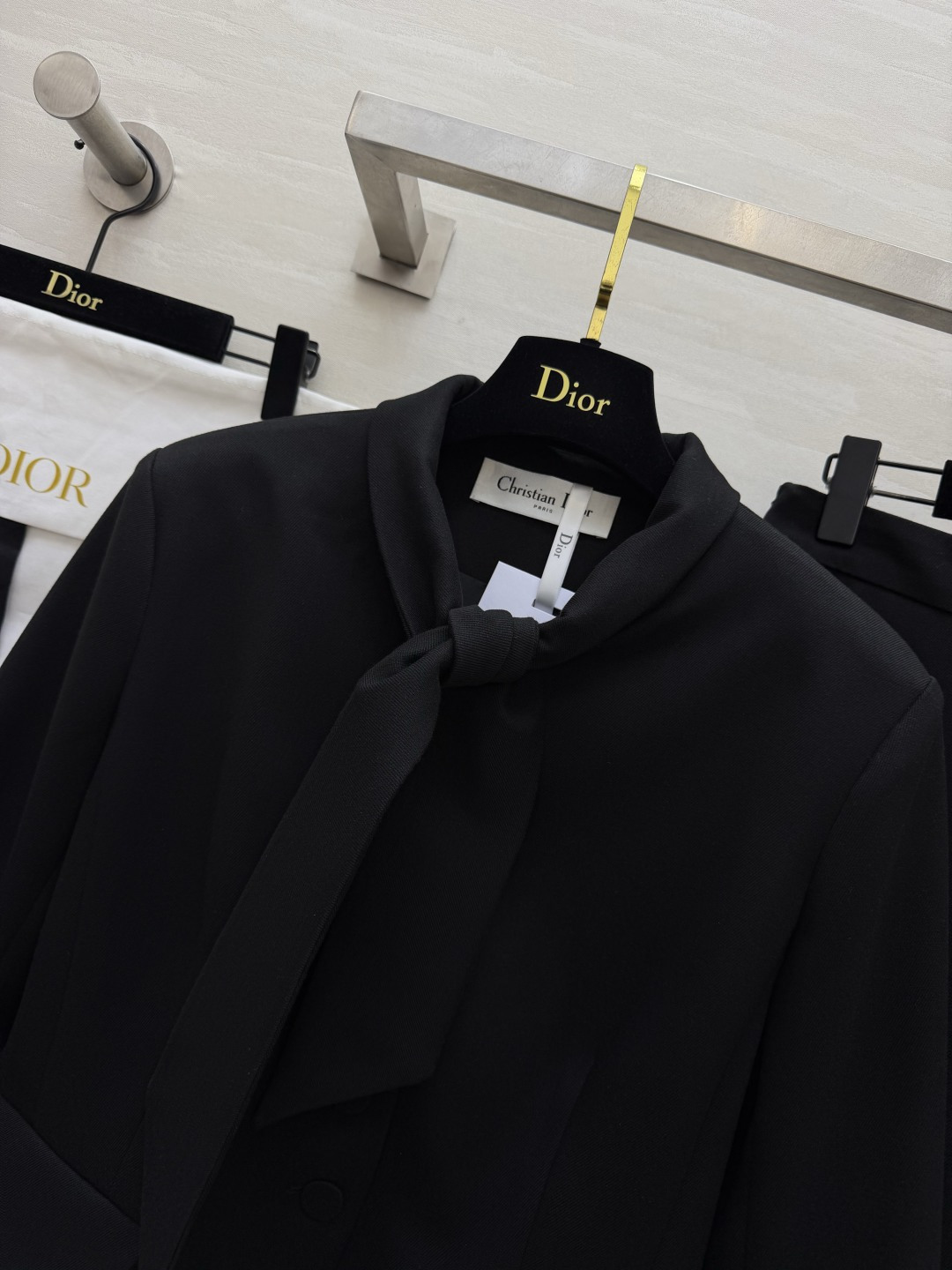 dior♡²⁶领结短外套+大摆半裙套装 经典两色可选 雅致米白、沉稳黑色 一套拿捏多种场合 上衣别致领结立领设计 温婉精 dior♡²⁶领结短外套+大摆半裙套装 经典两色可选 雅致米白、沉稳黑色 一套拿捏多种场合 上衣别致领结立领设计 温婉精