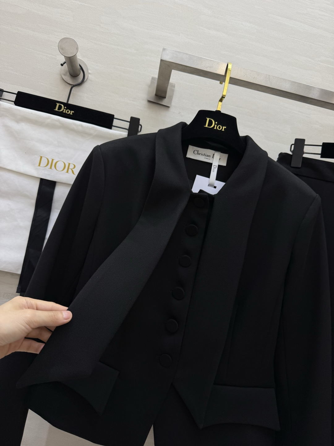 dior♡²⁶领结短外套+大摆半裙套装 经典两色可选 雅致米白、沉稳黑色 一套拿捏多种场合 上衣别致领结立领设计 温婉精 dior♡²⁶领结短外套+大摆半裙套装 经典两色可选 雅致米白、沉稳黑色 一套拿捏多种场合 上衣别致领结立领设计 温婉精