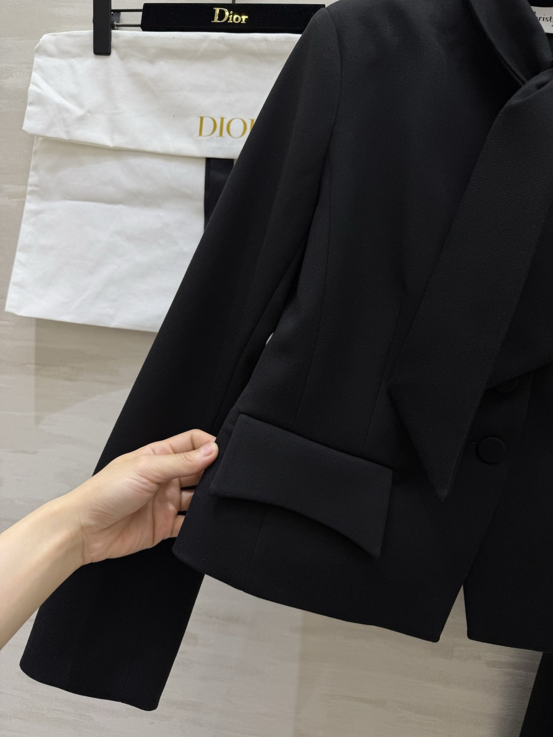 dior♡²⁶领结短外套+大摆半裙套装 经典两色可选 雅致米白、沉稳黑色 一套拿捏多种场合 上衣别致领结立领设计 温婉精 dior♡²⁶领结短外套+大摆半裙套装 经典两色可选 雅致米白、沉稳黑色 一套拿捏多种场合 上衣别致领结立领设计 温婉精
