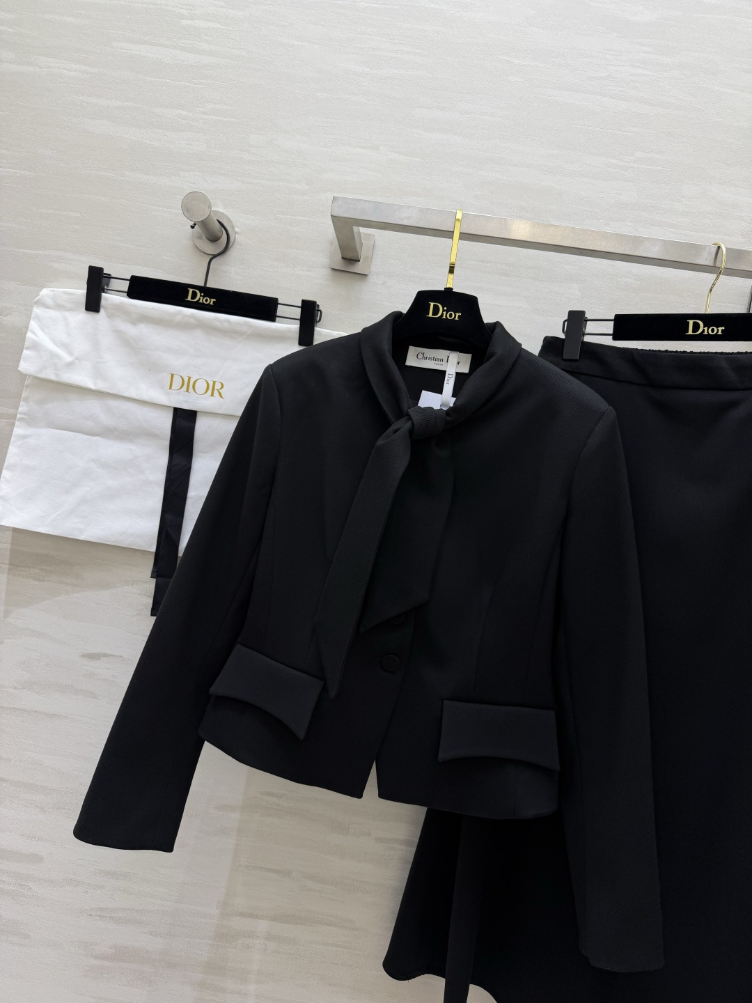 dior♡²⁶领结短外套+大摆半裙套装 经典两色可选 雅致米白、沉稳黑色 一套拿捏多种场合 上衣别致领结立领设计 温婉精 dior♡²⁶领结短外套+大摆半裙套装 经典两色可选 雅致米白、沉稳黑色 一套拿捏多种场合 上衣别致领结立领设计 温婉精