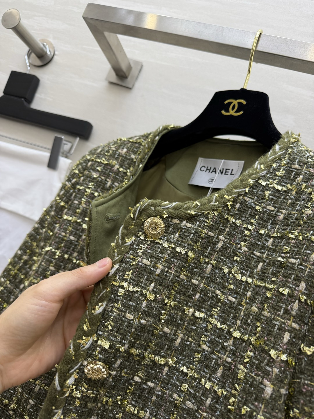 Chanel♡²⁶自带高级氛围感的绿调外套✨复古金绿交织粗花呢 肌理感满满 圆领经典版型 不挑身形 利落显贵 金属雕花纽 Chanel♡²⁶自带高级氛围感的绿调外套✨复古金绿交织粗花呢 肌理感满满 圆领经典版型 不挑身形 利落显贵 金属雕花纽