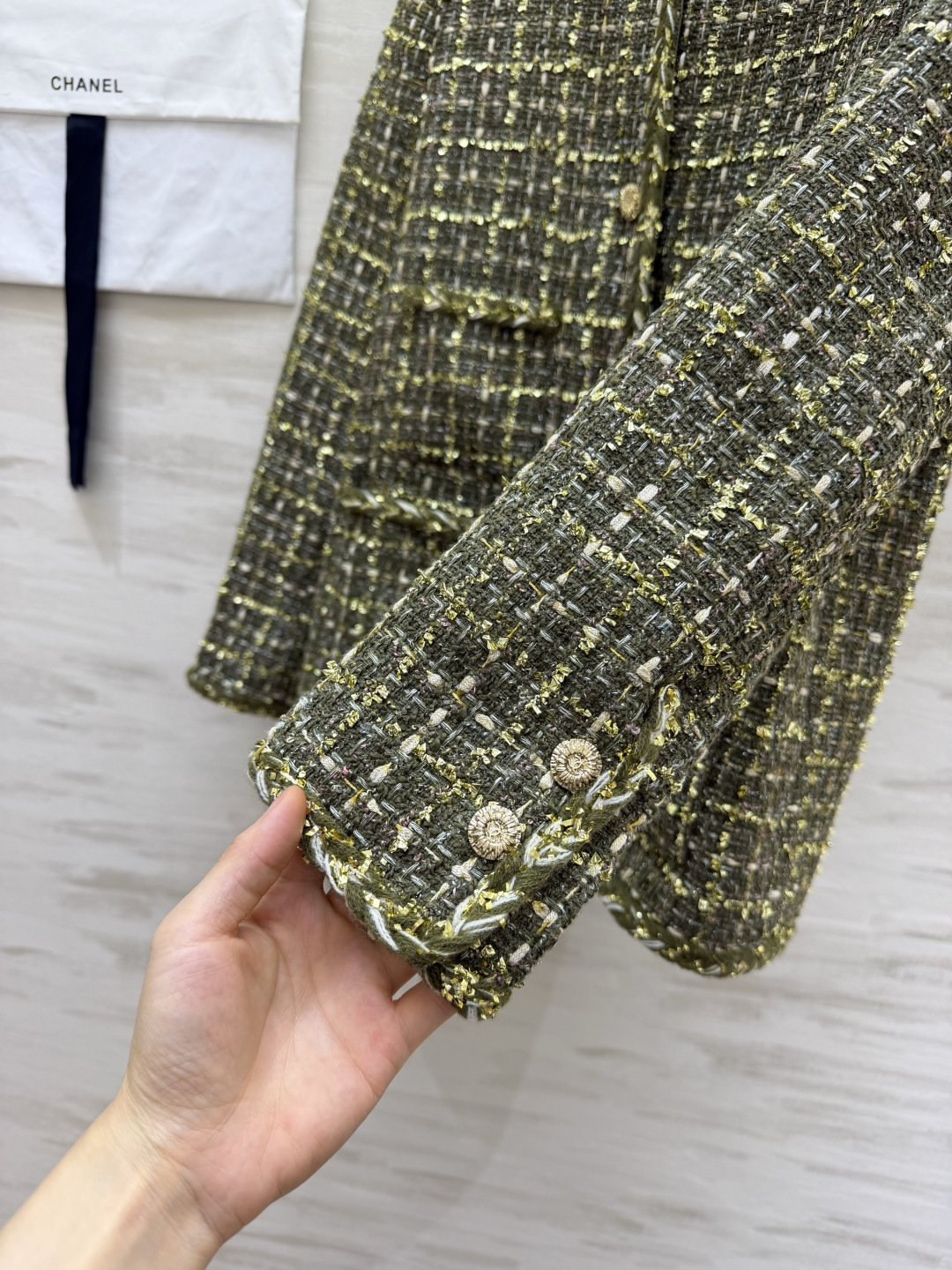 Chanel♡²⁶自带高级氛围感的绿调外套✨复古金绿交织粗花呢 肌理感满满 圆领经典版型 不挑身形 利落显贵 金属雕花纽 Chanel♡²⁶自带高级氛围感的绿调外套✨复古金绿交织粗花呢 肌理感满满 圆领经典版型 不挑身形 利落显贵 金属雕花纽
