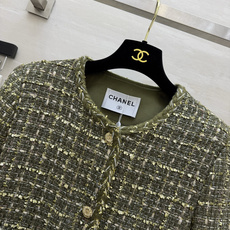 Chanel♡²⁶自带高级氛围感的绿调外套✨复古金绿交织粗花呢 肌理感满满 圆领经典版型 不挑身形 利落显贵 金属雕花纽 Chanel♡²⁶自带高级氛围感的绿调外套✨复古金绿交织粗花呢 肌理感满满 圆领经典版型 不挑身形 利落显贵 金属雕花纽