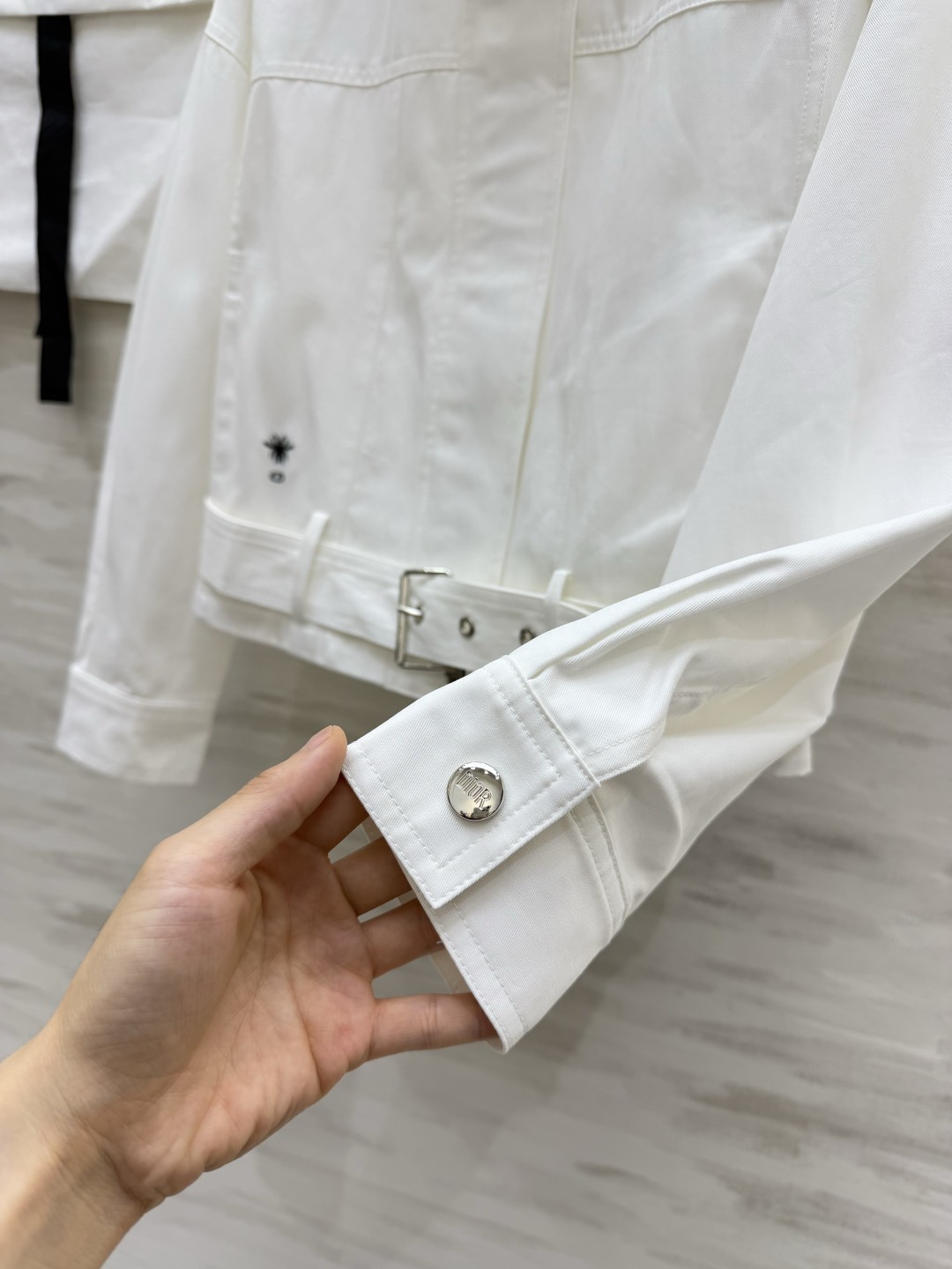dior²⁶早秋短款工装夹克｜两色上新 奶白｜干净清爽 卡其｜复古百搭 立领腰带收腰设计 短版显高 优化身材比例 挺括面