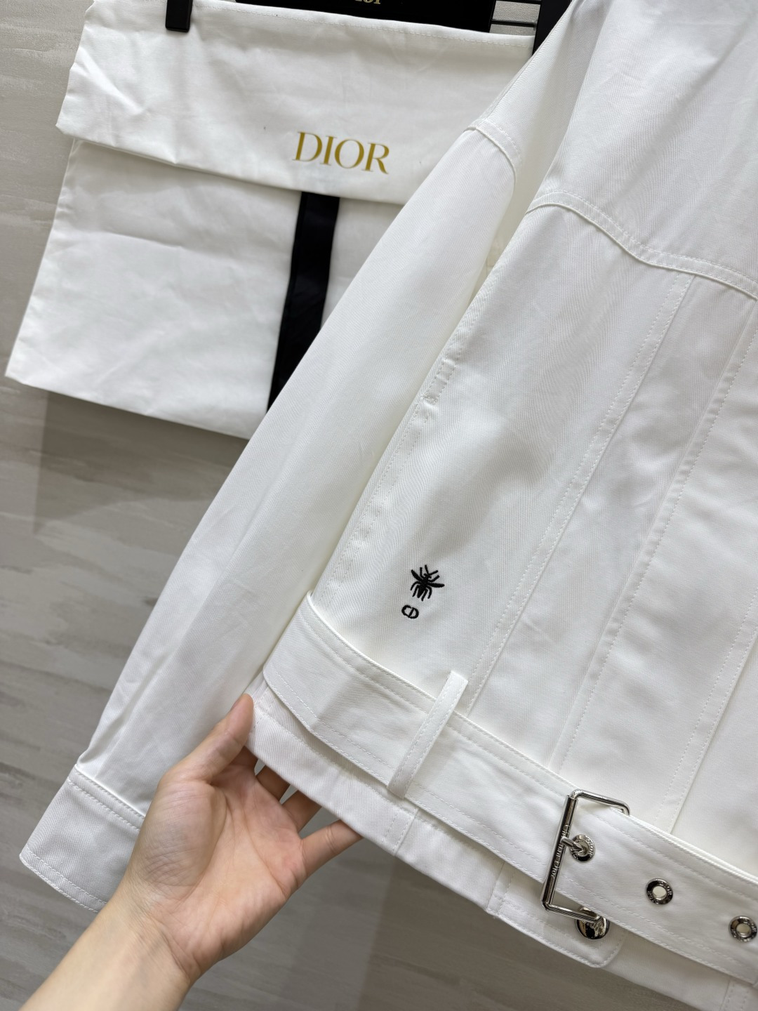 dior²⁶早秋短款工装夹克｜两色上新 奶白｜干净清爽 卡其｜复古百搭 立领腰带收腰设计 短版显高 优化身材比例 挺括面