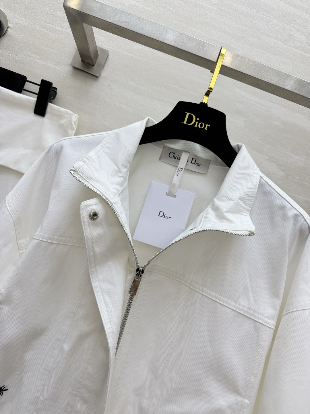 dior²⁶早秋短款工装夹克｜两色上新 奶白｜干净清爽 卡其｜复古百搭 立领腰带收腰设计 短版显高 优化身材比例 挺括面