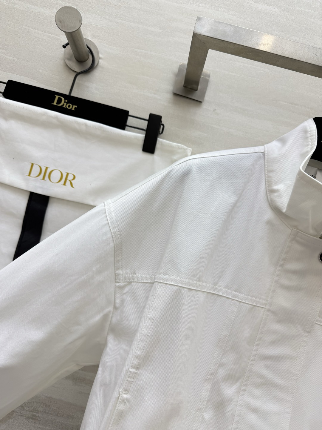 dior²⁶早秋短款工装夹克｜两色上新 奶白｜干净清爽 卡其｜复古百搭 立领腰带收腰设计 短版显高 优化身材比例 挺括面