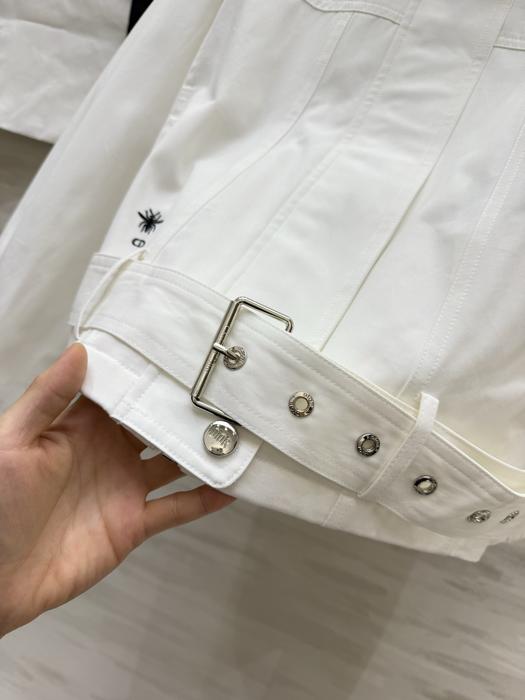 dior²⁶早秋短款工装夹克｜两色上新 奶白｜干净清爽 卡其｜复古百搭 立领腰带收腰设计 短版显高 优化身材比例 挺括面