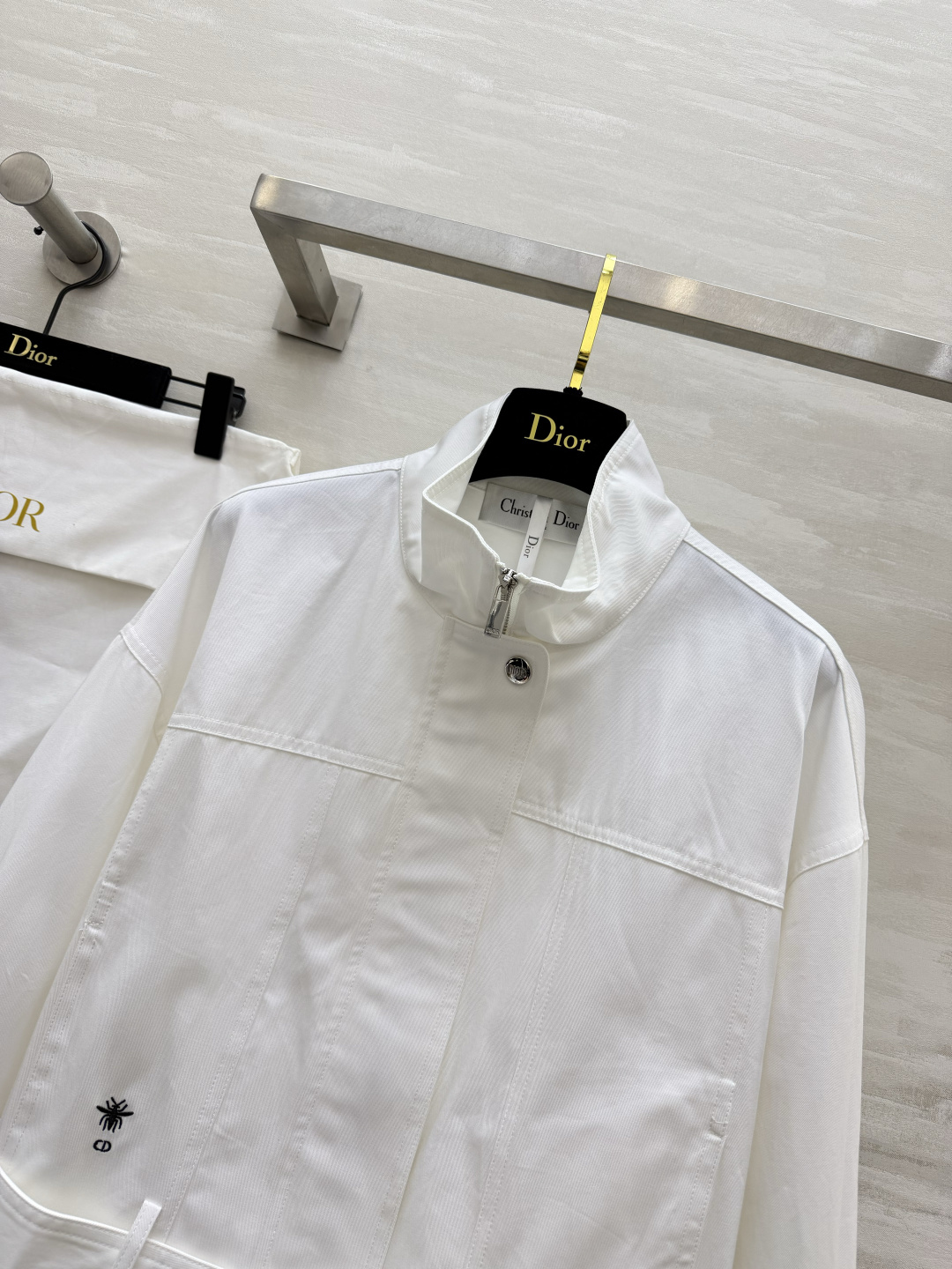 dior²⁶早秋短款工装夹克｜两色上新 奶白｜干净清爽 卡其｜复古百搭 立领腰带收腰设计 短版显高 优化身材比例 挺括面