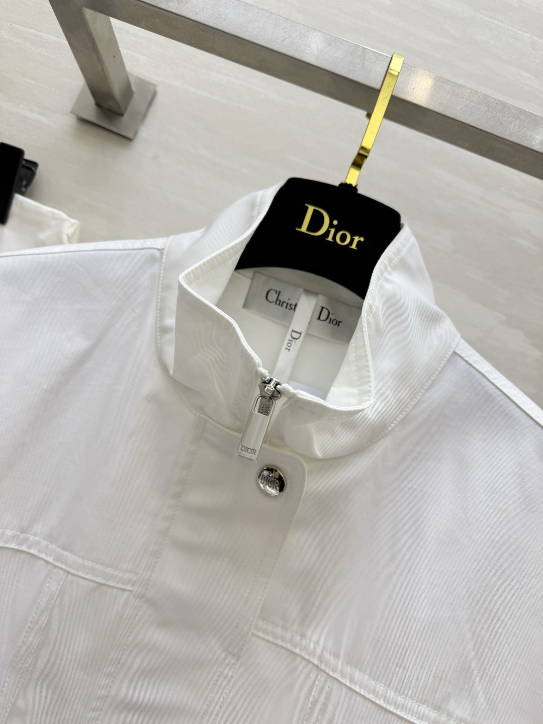 dior²⁶早秋短款工装夹克｜两色上新 奶白｜干净清爽 卡其｜复古百搭 立领腰带收腰设计 短版显高 优化身材比例 挺括面