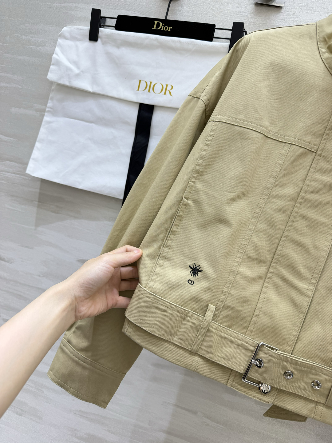 dior²⁶早秋短款工装夹克|两色上新 奶白|干净清爽 卡其|复古百搭 立领腰带收腰设计 短版显高 优化身材比例 挺括面 dior²⁶早秋短款工装夹克|两色上新 奶白|干净清爽 卡其|复古百搭 立领腰带收腰设计 短版显高 优化身材比例 挺括面