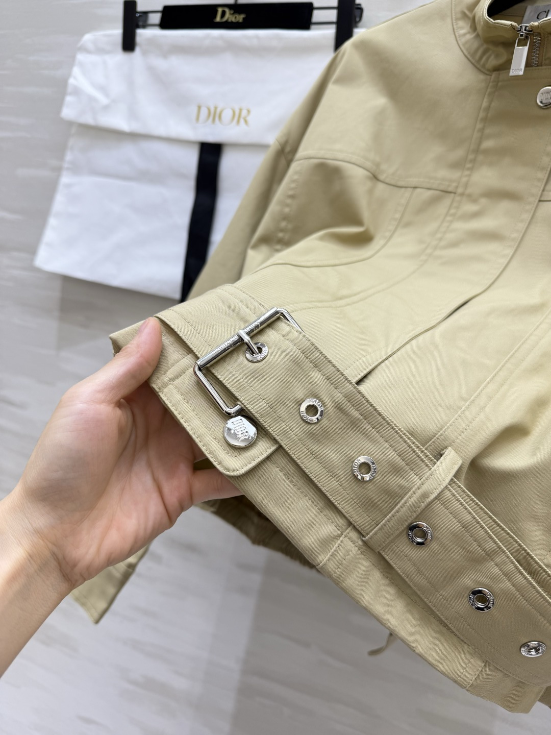 dior²⁶早秋短款工装夹克|两色上新 奶白|干净清爽 卡其|复古百搭 立领腰带收腰设计 短版显高 优化身材比例 挺括面 dior²⁶早秋短款工装夹克|两色上新 奶白|干净清爽 卡其|复古百搭 立领腰带收腰设计 短版显高 优化身材比例 挺括面