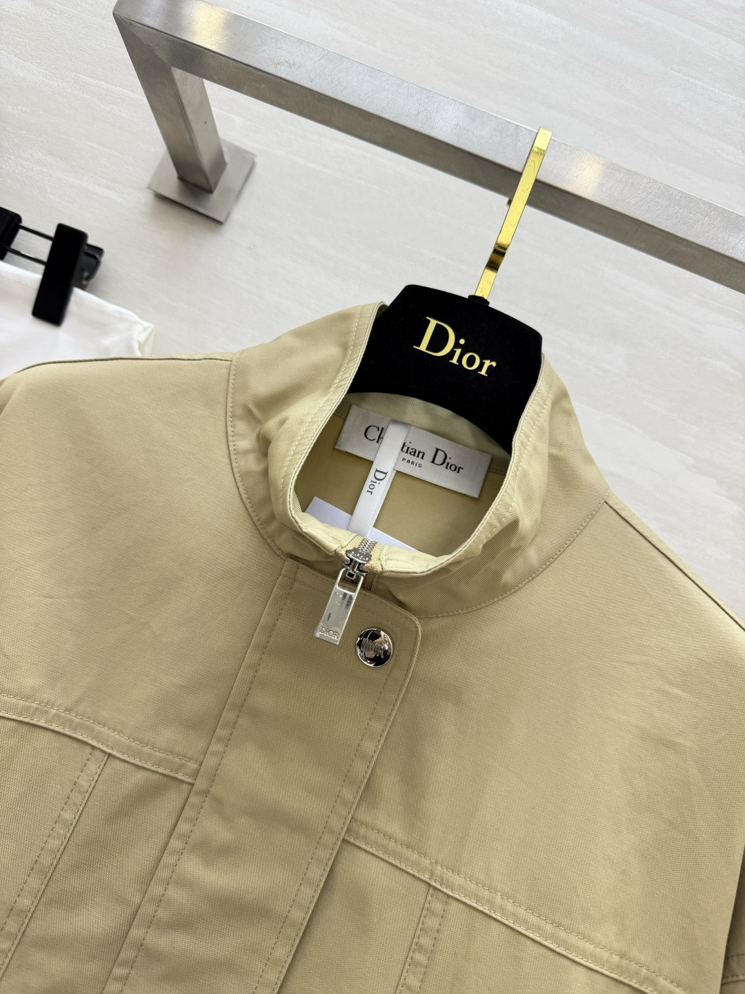 dior²⁶早秋短款工装夹克|两色上新 奶白|干净清爽 卡其|复古百搭 立领腰带收腰设计 短版显高 优化身材比例 挺括面 dior²⁶早秋短款工装夹克|两色上新 奶白|干净清爽 卡其|复古百搭 立领腰带收腰设计 短版显高 优化身材比例 挺括面