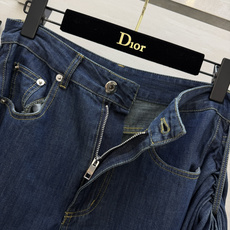 dior²⁶氛围感神裤|立体褶皱大阔腿牛仔裤 自带裙摆感的牛仔神裤 把浪漫和酷感融合得刚刚好 腰侧独特抽褶设计 打造超大 dior²⁶氛围感神裤|立体褶皱大阔腿牛仔裤 自带裙摆感的牛仔神裤 把浪漫和酷感融合得刚刚好 腰侧独特抽褶设计 打造超大