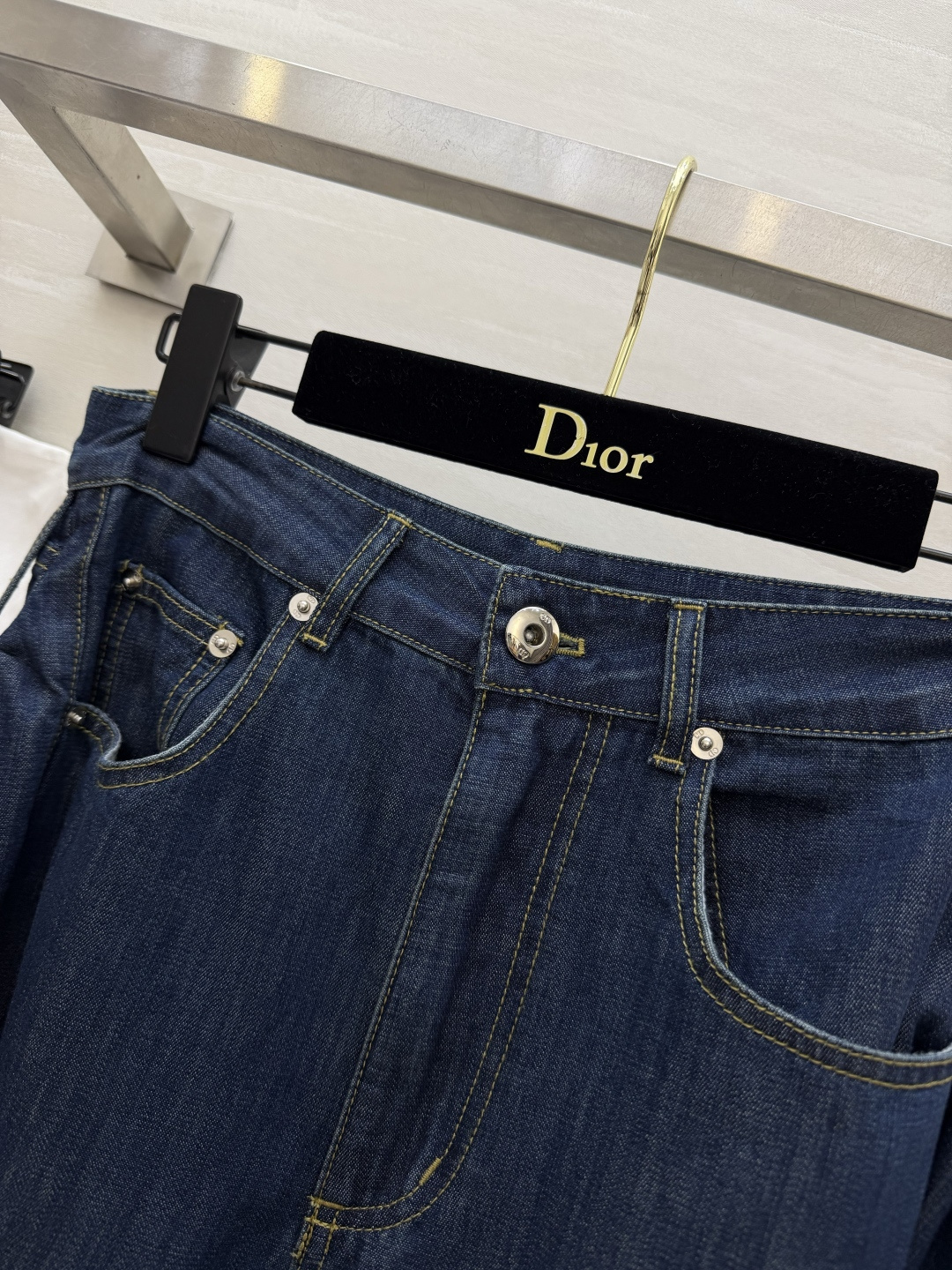 dior²⁶氛围感神裤|立体褶皱大阔腿牛仔裤 自带裙摆感的牛仔神裤 把浪漫和酷感融合得刚刚好 腰侧独特抽褶设计 打造超大 dior²⁶氛围感神裤|立体褶皱大阔腿牛仔裤 自带裙摆感的牛仔神裤 把浪漫和酷感融合得刚刚好 腰侧独特抽褶设计 打造超大
