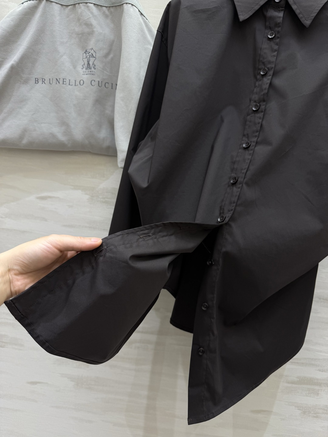 Brunello Cucinel♡²⁶|设计感衬衫 ▪高支面料,哑光垂顺抗皱 ▪宽松落肩Oversize版型 ▪侧边捏褶 Brunello Cucinel♡²⁶|设计感衬衫 ▪高支面料,哑光垂顺抗皱 ▪宽松落肩Oversize版型 ▪侧边捏褶