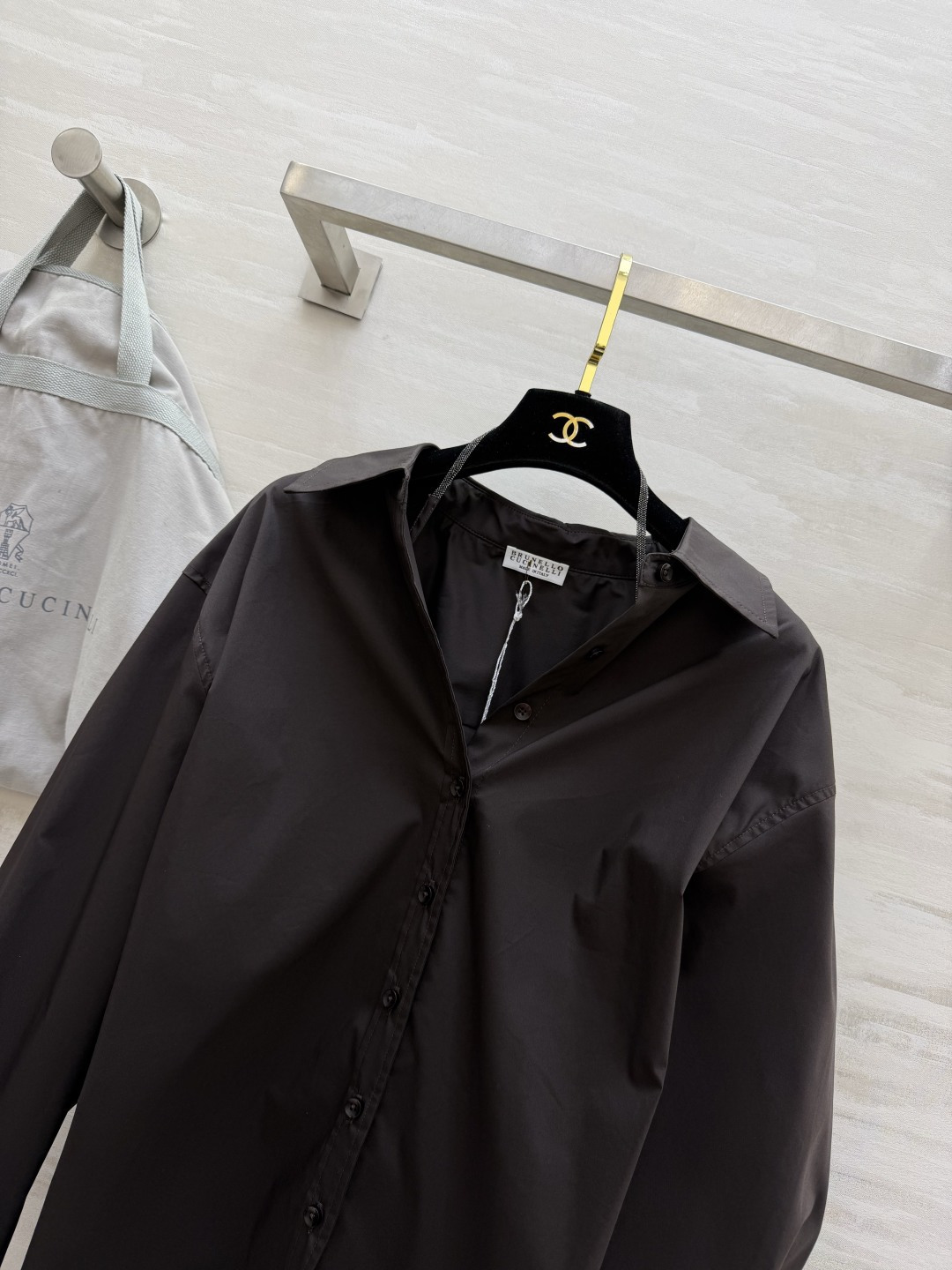 Brunello Cucinel♡²⁶|设计感衬衫 ▪高支面料,哑光垂顺抗皱 ▪宽松落肩Oversize版型 ▪侧边捏褶 Brunello Cucinel♡²⁶|设计感衬衫 ▪高支面料,哑光垂顺抗皱 ▪宽松落肩Oversize版型 ▪侧边捏褶