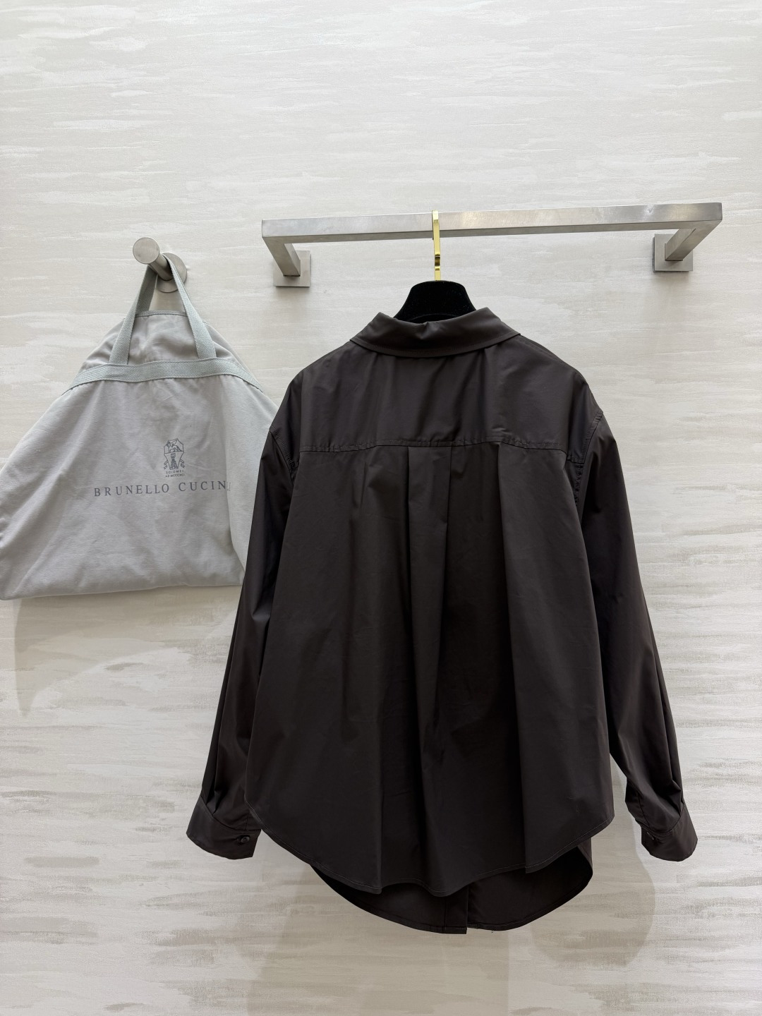 Brunello Cucinel♡²⁶|设计感衬衫 ▪高支面料,哑光垂顺抗皱 ▪宽松落肩Oversize版型 ▪侧边捏褶 Brunello Cucinel♡²⁶|设计感衬衫 ▪高支面料,哑光垂顺抗皱 ▪宽松落肩Oversize版型 ▪侧边捏褶