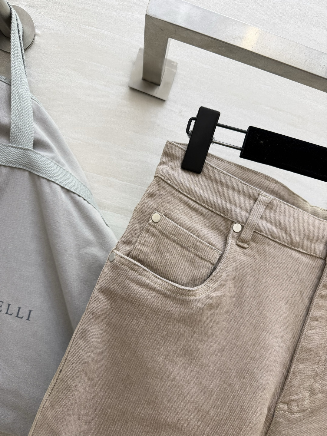 Brunello Cucinel♡²⁶|水洗直筒休闲裤 ▪温柔燕麦卡其色,低饱和高级色调 ▪裤腿立体压褶设计,版型更有层 Brunello Cucinel♡²⁶|水洗直筒休闲裤 ▪温柔燕麦卡其色,低饱和高级色调 ▪裤腿立体压褶设计,版型更有层