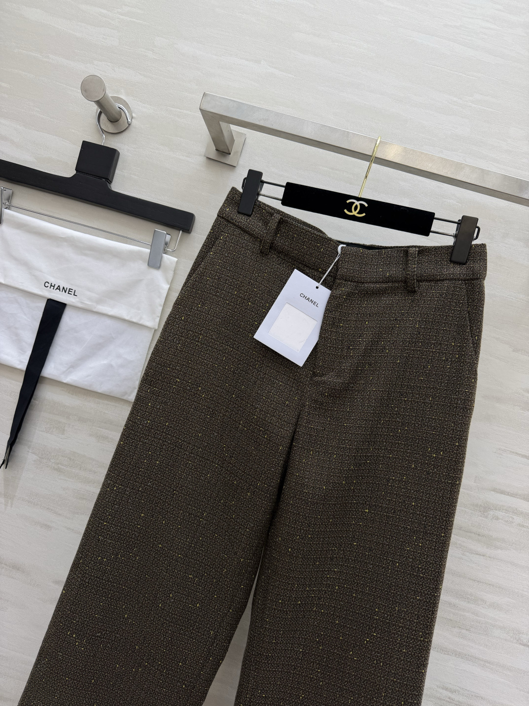 Chane♡²⁶棕调金丝粗花呢阔腿裤🤎和短款西装为成套系列 面料同样混入细碎金丝 暗光低调内敛 光线落下泛起细腻光泽 利 Chane♡²⁶棕调金丝粗花呢阔腿裤🤎和短款西装为成套系列 面料同样混入细碎金丝 暗光低调内敛 光线落下泛起细腻光泽 利
