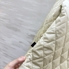 Burberrr♡²⁶菱格连帽薄棉服|三色上新🍂奶白|卡其|黑色 温柔又实用的早冬刚需款 经典菱形衍缝工艺 走线工整 自 Burberrr♡²⁶菱格连帽薄棉服|三色上新🍂奶白|卡其|黑色 温柔又实用的早冬刚需款 经典菱形衍缝工艺 走线工整 自