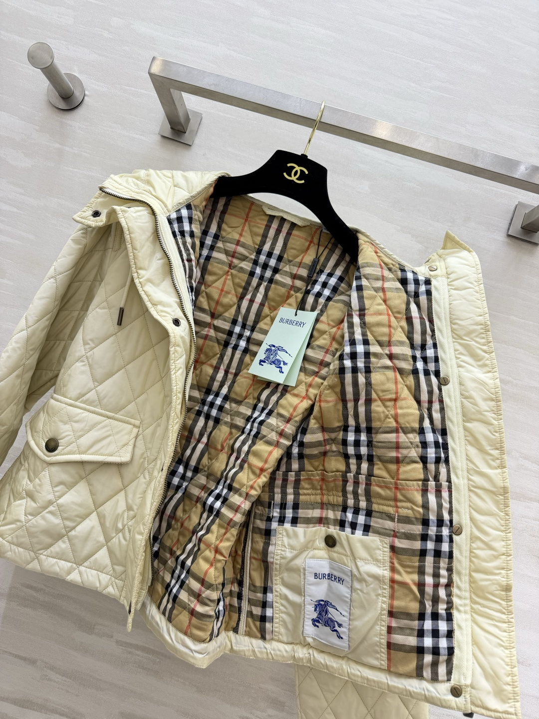 Burberrr♡²⁶菱格连帽薄棉服|三色上新🍂奶白|卡其|黑色 温柔又实用的早冬刚需款 经典菱形衍缝工艺 走线工整 自 Burberrr♡²⁶菱格连帽薄棉服|三色上新🍂奶白|卡其|黑色 温柔又实用的早冬刚需款 经典菱形衍缝工艺 走线工整 自