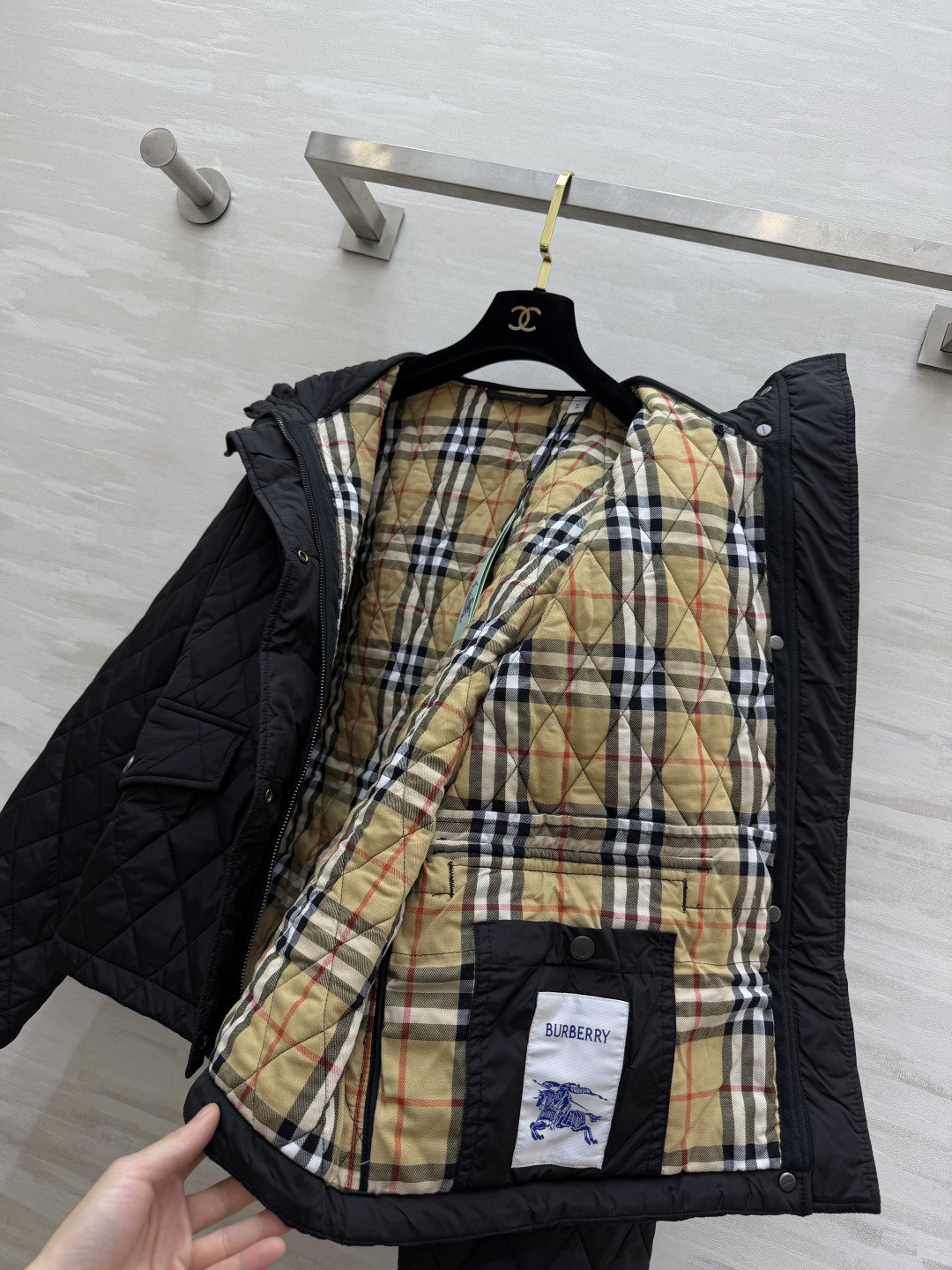 Burberrr♡²⁶菱格连帽薄棉服|三色上新🍂奶白|卡其|黑色 温柔又实用的早冬刚需款 经典菱形衍缝工艺 走线工整 自 Burberrr♡²⁶菱格连帽薄棉服|三色上新🍂奶白|卡其|黑色 温柔又实用的早冬刚需款 经典菱形衍缝工艺 走线工整 自