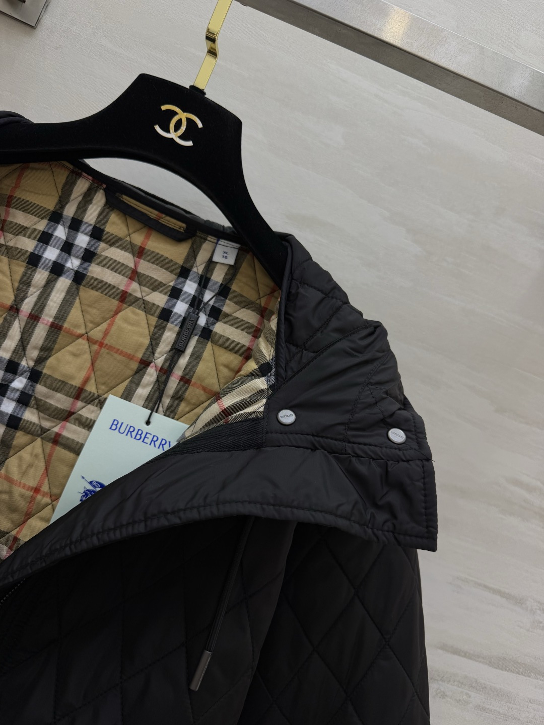 Burberrr♡²⁶菱格连帽薄棉服|三色上新🍂奶白|卡其|黑色 温柔又实用的早冬刚需款 经典菱形衍缝工艺 走线工整 自 Burberrr♡²⁶菱格连帽薄棉服|三色上新🍂奶白|卡其|黑色 温柔又实用的早冬刚需款 经典菱形衍缝工艺 走线工整 自