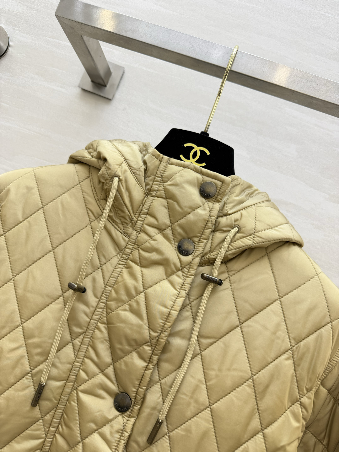 Burberrr♡²⁶菱格连帽薄棉服|三色上新🍂奶白|卡其|黑色 温柔又实用的早冬刚需款 经典菱形衍缝工艺 走线工整 自 Burberrr♡²⁶菱格连帽薄棉服|三色上新🍂奶白|卡其|黑色 温柔又实用的早冬刚需款 经典菱形衍缝工艺 走线工整 自