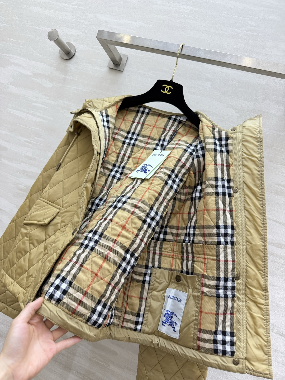 Burberrr♡²⁶菱格连帽薄棉服|三色上新🍂奶白|卡其|黑色 温柔又实用的早冬刚需款 经典菱形衍缝工艺 走线工整 自 Burberrr♡²⁶菱格连帽薄棉服|三色上新🍂奶白|卡其|黑色 温柔又实用的早冬刚需款 经典菱形衍缝工艺 走线工整 自