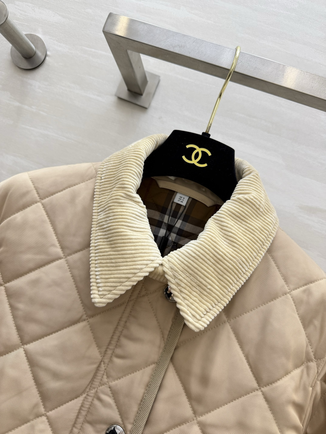Burberrr♡²⁶灯芯绒领菱格棉服|双色上新🍂浅卡其|经典黑 复古氛围感直接拉满 菱形衍缝工艺 走线密实 锁棉不跑棉 Burberrr♡²⁶灯芯绒领菱格棉服|双色上新🍂浅卡其|经典黑 复古氛围感直接拉满 菱形衍缝工艺 走线密实 锁棉不跑棉