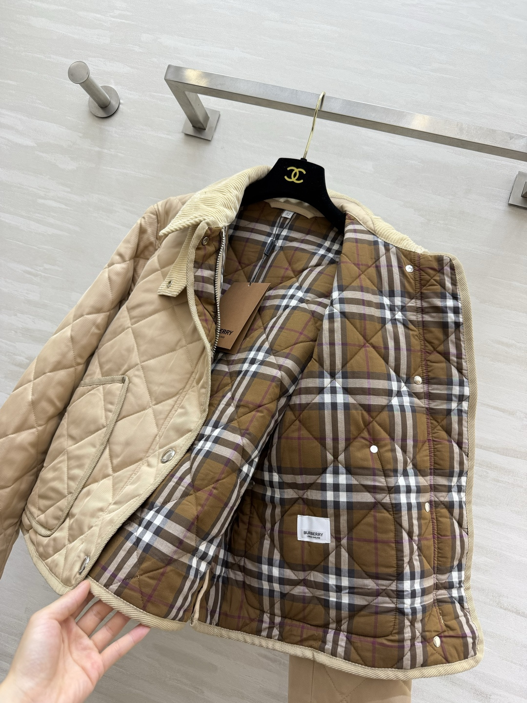 Burberrr♡²⁶灯芯绒领菱格棉服|双色上新🍂浅卡其|经典黑 复古氛围感直接拉满 菱形衍缝工艺 走线密实 锁棉不跑棉 Burberrr♡²⁶灯芯绒领菱格棉服|双色上新🍂浅卡其|经典黑 复古氛围感直接拉满 菱形衍缝工艺 走线密实 锁棉不跑棉