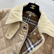Burberrr♡²⁶灯芯绒领菱格棉服|双色上新🍂浅卡其|经典黑 复古氛围感直接拉满 菱形衍缝工艺 走线密实 锁棉不跑棉 Burberrr♡²⁶灯芯绒领菱格棉服|双色上新🍂浅卡其|经典黑 复古氛围感直接拉满 菱形衍缝工艺 走线密实 锁棉不跑棉