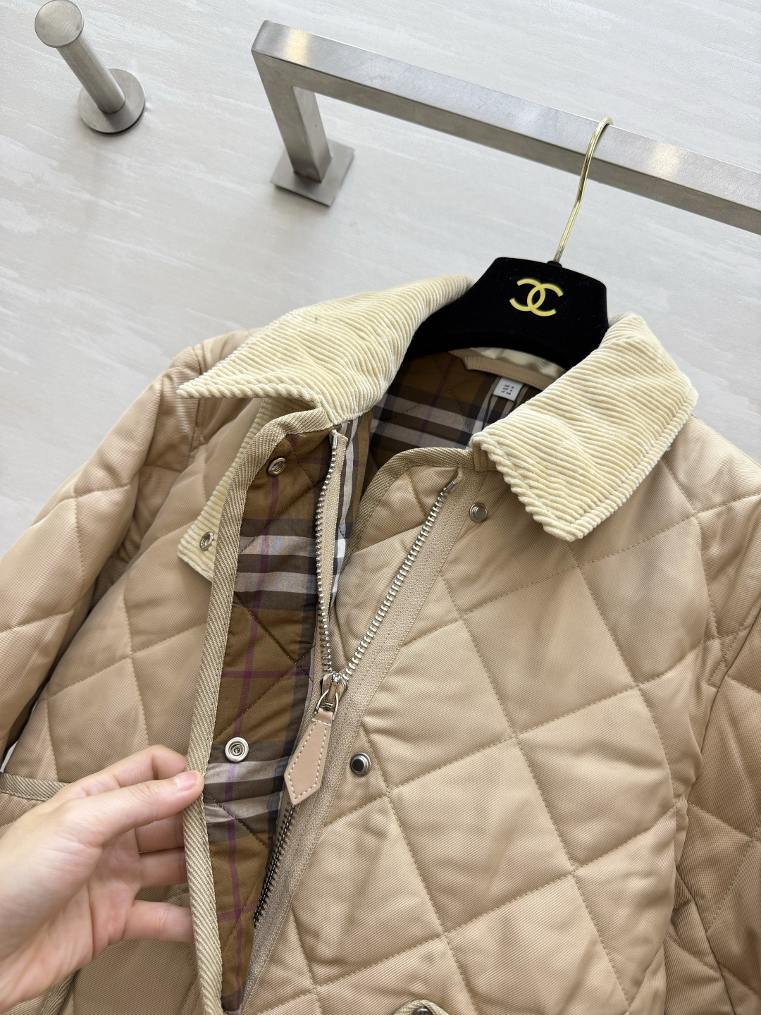 Burberrr♡²⁶灯芯绒领菱格棉服|双色上新🍂浅卡其|经典黑 复古氛围感直接拉满 菱形衍缝工艺 走线密实 锁棉不跑棉 Burberrr♡²⁶灯芯绒领菱格棉服|双色上新🍂浅卡其|经典黑 复古氛围感直接拉满 菱形衍缝工艺 走线密实 锁棉不跑棉