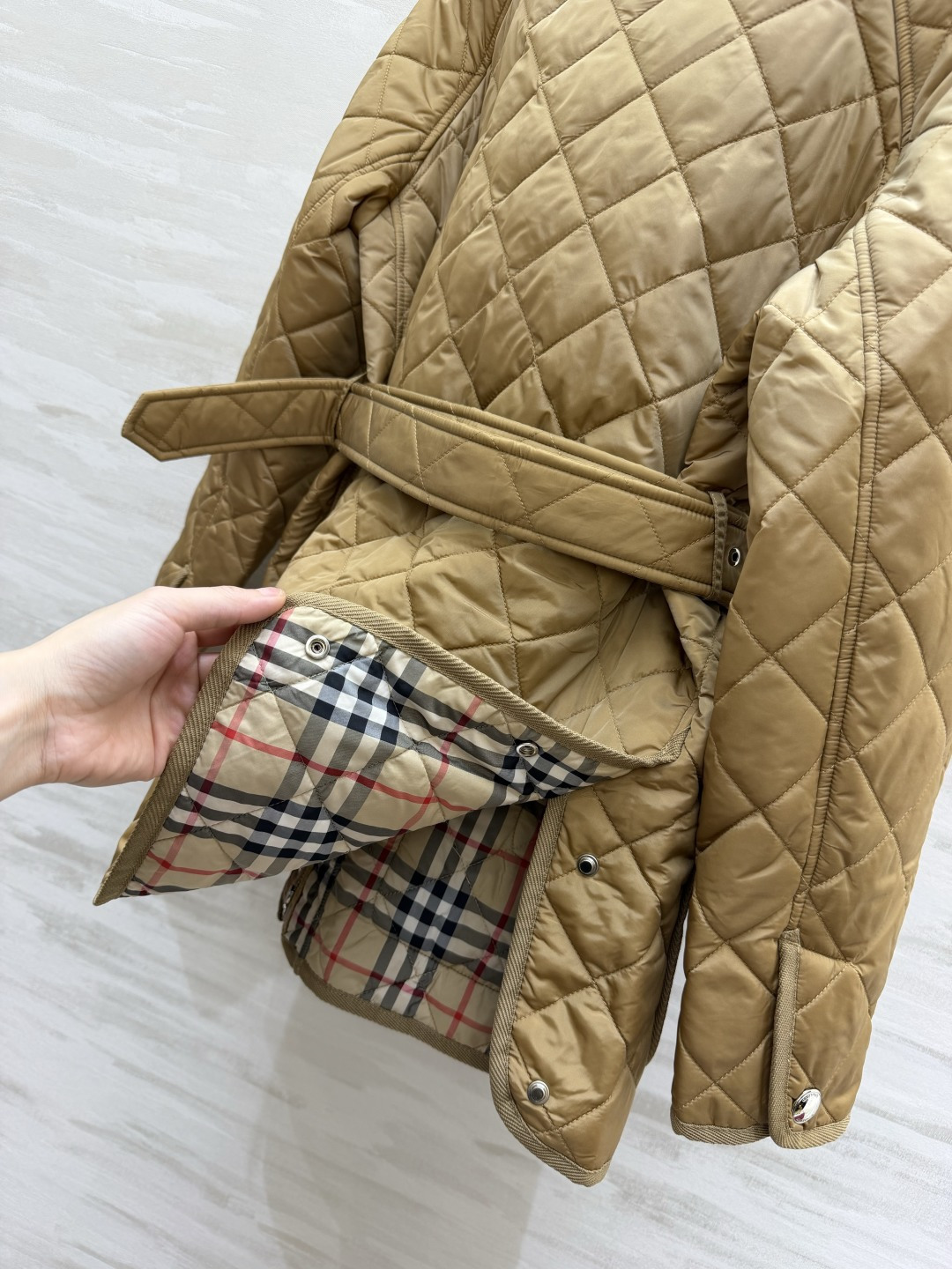 Burberrr♡²⁶灯芯绒领腰带菱格棉服|双色上新🍂经典卡其|沉稳黑色 复古英伦风拉满 菱形衍缝工艺 锁棉均匀 轻薄保 Burberrr♡²⁶灯芯绒领腰带菱格棉服|双色上新🍂经典卡其|沉稳黑色 复古英伦风拉满 菱形衍缝工艺 锁棉均匀 轻薄保