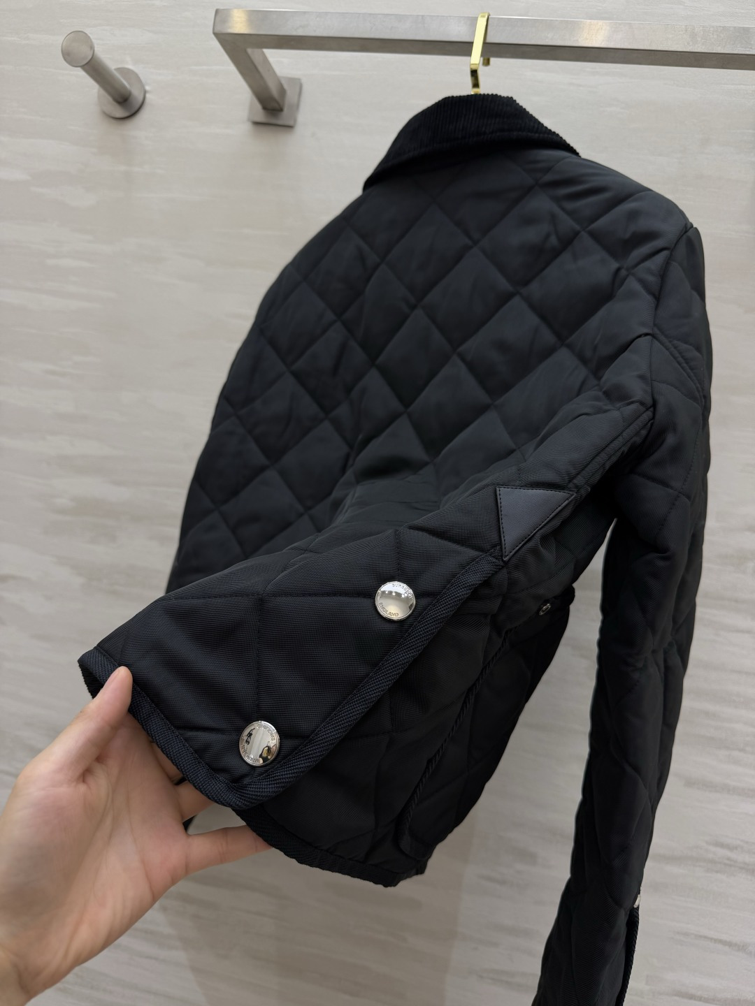 Burberrr♡²⁶灯芯绒领菱格棉服｜双色上新🍂浅卡其｜经典黑 复古氛围感直接拉满 菱形衍缝工艺 走线密实 锁棉不跑棉