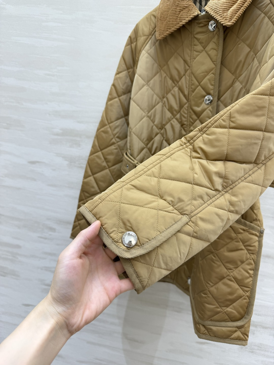 Burberrr♡²⁶灯芯绒领腰带菱格棉服|双色上新🍂经典卡其|沉稳黑色 复古英伦风拉满 菱形衍缝工艺 锁棉均匀 轻薄保 Burberrr♡²⁶灯芯绒领腰带菱格棉服|双色上新🍂经典卡其|沉稳黑色 复古英伦风拉满 菱形衍缝工艺 锁棉均匀 轻薄保