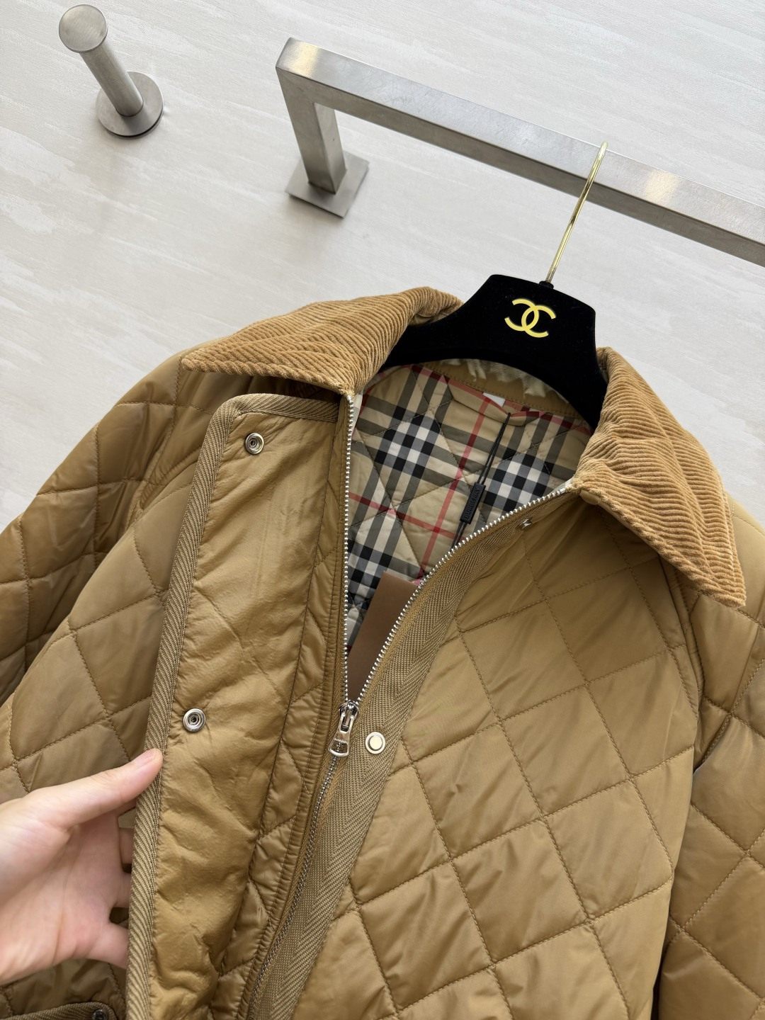 Burberrr♡²⁶灯芯绒领腰带菱格棉服|双色上新🍂经典卡其|沉稳黑色 复古英伦风拉满 菱形衍缝工艺 锁棉均匀 轻薄保 Burberrr♡²⁶灯芯绒领腰带菱格棉服|双色上新🍂经典卡其|沉稳黑色 复古英伦风拉满 菱形衍缝工艺 锁棉均匀 轻薄保