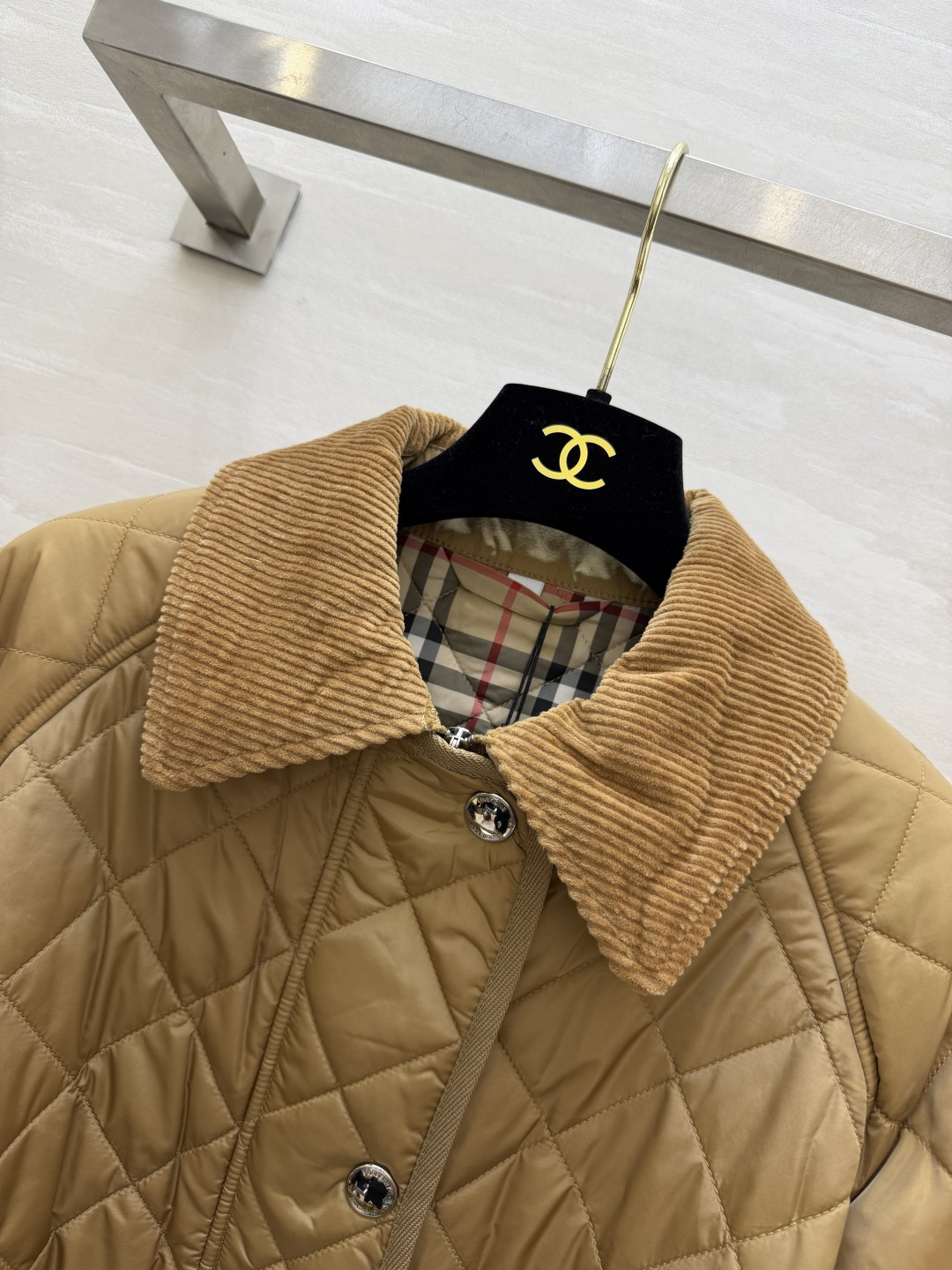 Burberrr♡²⁶灯芯绒领腰带菱格棉服|双色上新🍂经典卡其|沉稳黑色 复古英伦风拉满 菱形衍缝工艺 锁棉均匀 轻薄保 Burberrr♡²⁶灯芯绒领腰带菱格棉服|双色上新🍂经典卡其|沉稳黑色 复古英伦风拉满 菱形衍缝工艺 锁棉均匀 轻薄保