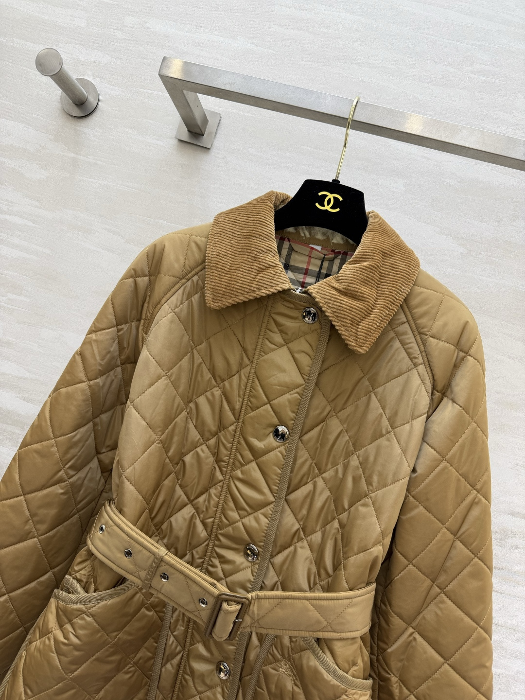 Burberrr♡²⁶灯芯绒领腰带菱格棉服|双色上新🍂经典卡其|沉稳黑色 复古英伦风拉满 菱形衍缝工艺 锁棉均匀 轻薄保 Burberrr♡²⁶灯芯绒领腰带菱格棉服|双色上新🍂经典卡其|沉稳黑色 复古英伦风拉满 菱形衍缝工艺 锁棉均匀 轻薄保