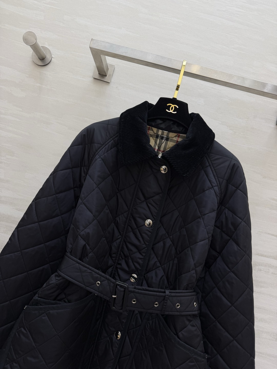 Burberrr♡²⁶灯芯绒领腰带菱格棉服|双色上新🍂经典卡其|沉稳黑色 复古英伦风拉满 菱形衍缝工艺 锁棉均匀 轻薄保 Burberrr♡²⁶灯芯绒领腰带菱格棉服|双色上新🍂经典卡其|沉稳黑色 复古英伦风拉满 菱形衍缝工艺 锁棉均匀 轻薄保