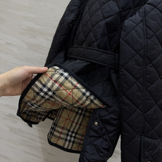 Burberrr♡²⁶灯芯绒领腰带菱格棉服|双色上新🍂经典卡其|沉稳黑色 复古英伦风拉满 菱形衍缝工艺 锁棉均匀 轻薄保 Burberrr♡²⁶灯芯绒领腰带菱格棉服|双色上新🍂经典卡其|沉稳黑色 复古英伦风拉满 菱形衍缝工艺 锁棉均匀 轻薄保