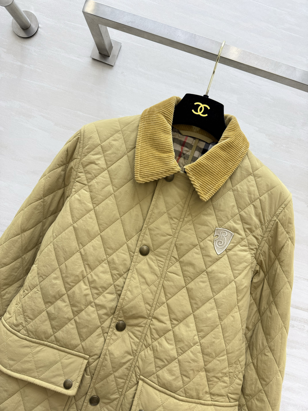 Burberrr♡²⁶复古菱格棉服|双色上新🍂卡其黄|经典黑 英伦学院风直接拉满 菱形衍缝工艺 锁棉扎实 轻薄填充 灯芯 Burberrr♡²⁶复古菱格棉服|双色上新🍂卡其黄|经典黑 英伦学院风直接拉满 菱形衍缝工艺 锁棉扎实 轻薄填充 灯芯