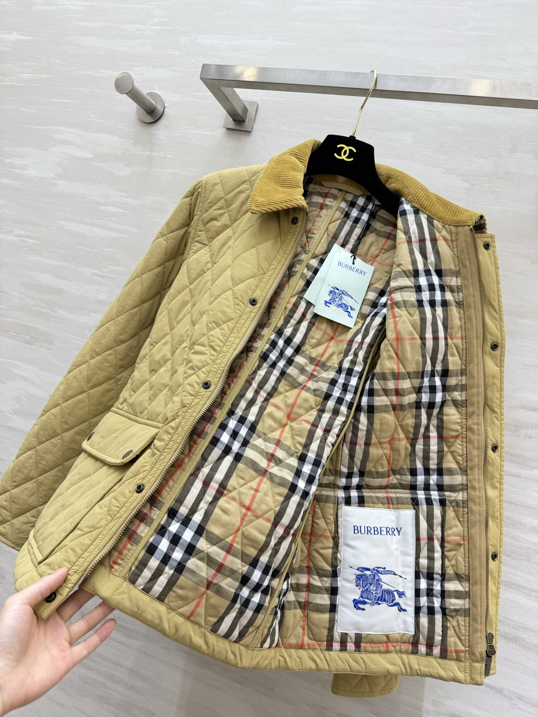 Burberrr♡²⁶复古菱格棉服|双色上新🍂卡其黄|经典黑 英伦学院风直接拉满 菱形衍缝工艺 锁棉扎实 轻薄填充 灯芯 Burberrr♡²⁶复古菱格棉服|双色上新🍂卡其黄|经典黑 英伦学院风直接拉满 菱形衍缝工艺 锁棉扎实 轻薄填充 灯芯