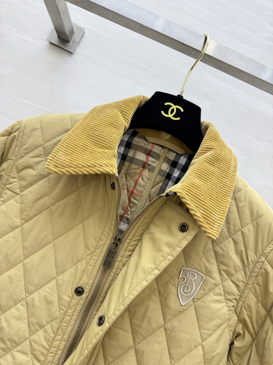 Burberrr♡²⁶复古菱格棉服|双色上新🍂卡其黄|经典黑 英伦学院风直接拉满 菱形衍缝工艺 锁棉扎实 轻薄填充 灯芯 Burberrr♡²⁶复古菱格棉服|双色上新🍂卡其黄|经典黑 英伦学院风直接拉满 菱形衍缝工艺 锁棉扎实 轻薄填充 灯芯