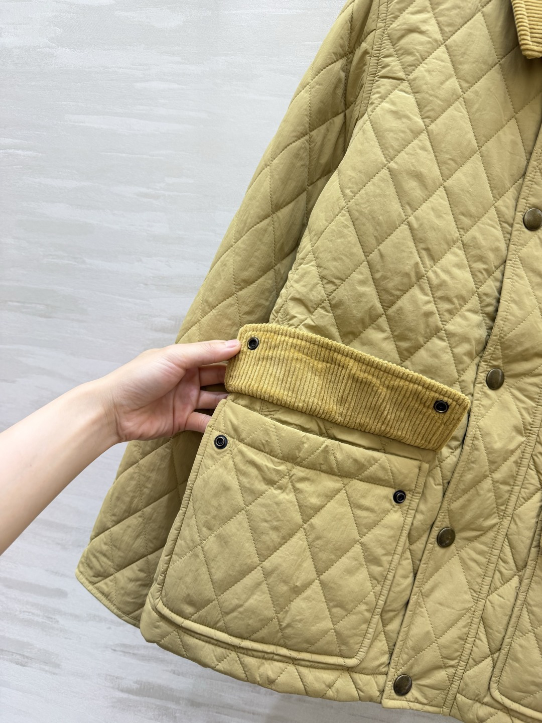 Burberrr♡²⁶复古菱格棉服|双色上新🍂卡其黄|经典黑 英伦学院风直接拉满 菱形衍缝工艺 锁棉扎实 轻薄填充 灯芯 Burberrr♡²⁶复古菱格棉服|双色上新🍂卡其黄|经典黑 英伦学院风直接拉满 菱形衍缝工艺 锁棉扎实 轻薄填充 灯芯