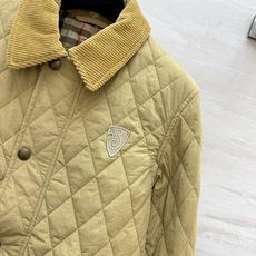 Burberrr♡²⁶复古菱格棉服|双色上新🍂卡其黄|经典黑 英伦学院风直接拉满 菱形衍缝工艺 锁棉扎实 轻薄填充 灯芯 Burberrr♡²⁶复古菱格棉服|双色上新🍂卡其黄|经典黑 英伦学院风直接拉满 菱形衍缝工艺 锁棉扎实 轻薄填充 灯芯