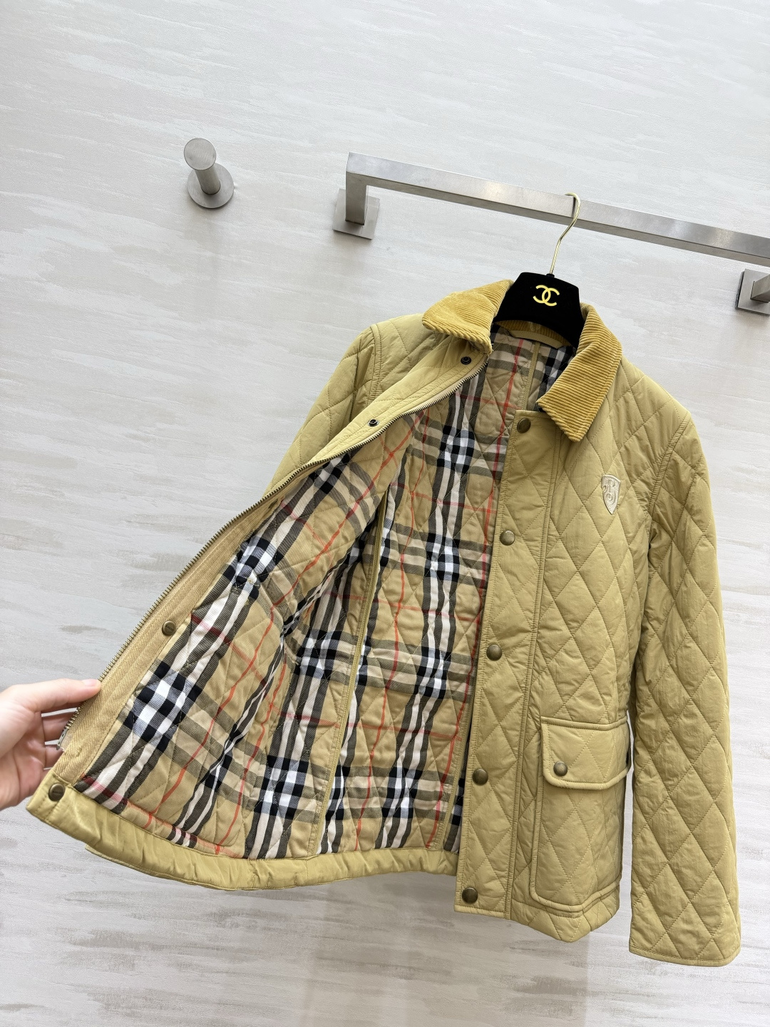 Burberrr♡²⁶复古菱格棉服|双色上新🍂卡其黄|经典黑 英伦学院风直接拉满 菱形衍缝工艺 锁棉扎实 轻薄填充 灯芯 Burberrr♡²⁶复古菱格棉服|双色上新🍂卡其黄|经典黑 英伦学院风直接拉满 菱形衍缝工艺 锁棉扎实 轻薄填充 灯芯