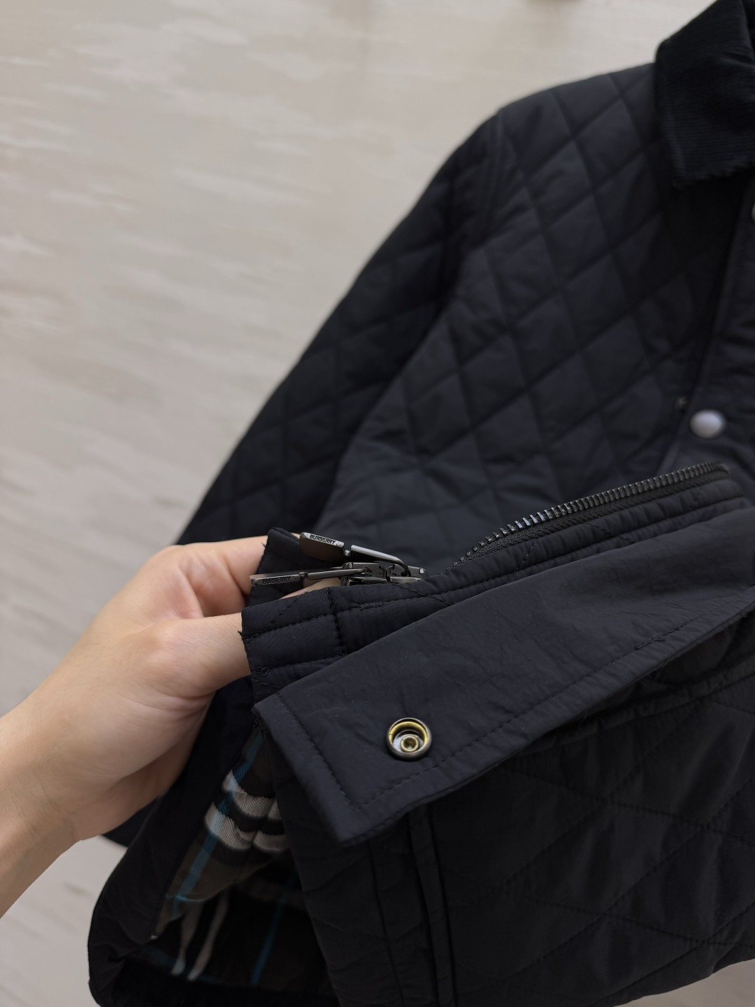 Burberrr♡²⁶复古菱格棉服|双色上新🍂卡其黄|经典黑 英伦学院风直接拉满 菱形衍缝工艺 锁棉扎实 轻薄填充 灯芯 Burberrr♡²⁶复古菱格棉服|双色上新🍂卡其黄|经典黑 英伦学院风直接拉满 菱形衍缝工艺 锁棉扎实 轻薄填充 灯芯