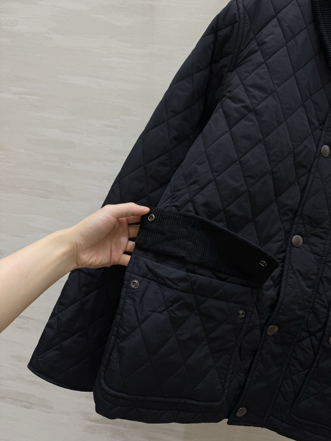 Burberrr♡²⁶复古菱格棉服|双色上新🍂卡其黄|经典黑 英伦学院风直接拉满 菱形衍缝工艺 锁棉扎实 轻薄填充 灯芯 Burberrr♡²⁶复古菱格棉服|双色上新🍂卡其黄|经典黑 英伦学院风直接拉满 菱形衍缝工艺 锁棉扎实 轻薄填充 灯芯